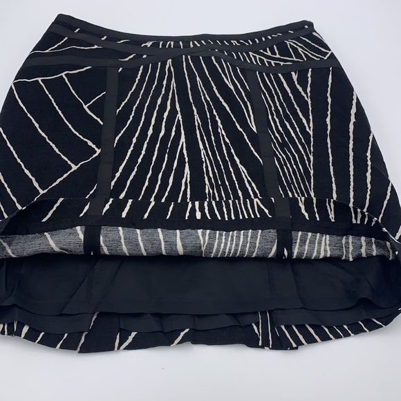 Ann Taylor Geometric Pattern Skirt (Black and White/Off White) Size 4P - Picture 9 of 16